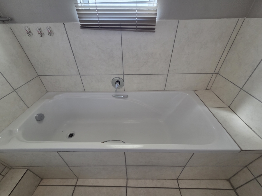 To Let 2 Bedroom Property for Rent in Olifantskop Western Cape